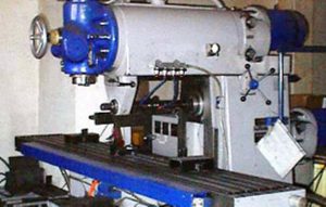Fräserei - Universalfräsmaschine Verfahrweg 1800 mm Drechselbankbette fräsen